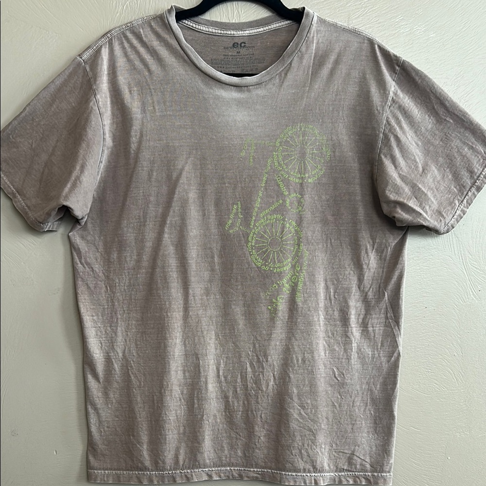 Earth Creations Women’s Graphic Brown T-Shirt. Size Medium. 100% Organic Cotton.